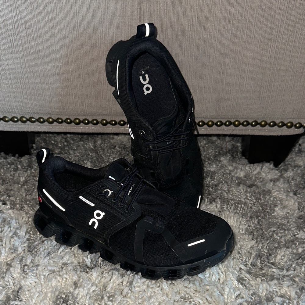 On Cloud Running sneaker gym shoe